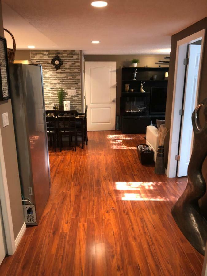 Cozy And Modern 3 Bedroom In Central Location! Victoria Buitenkant foto